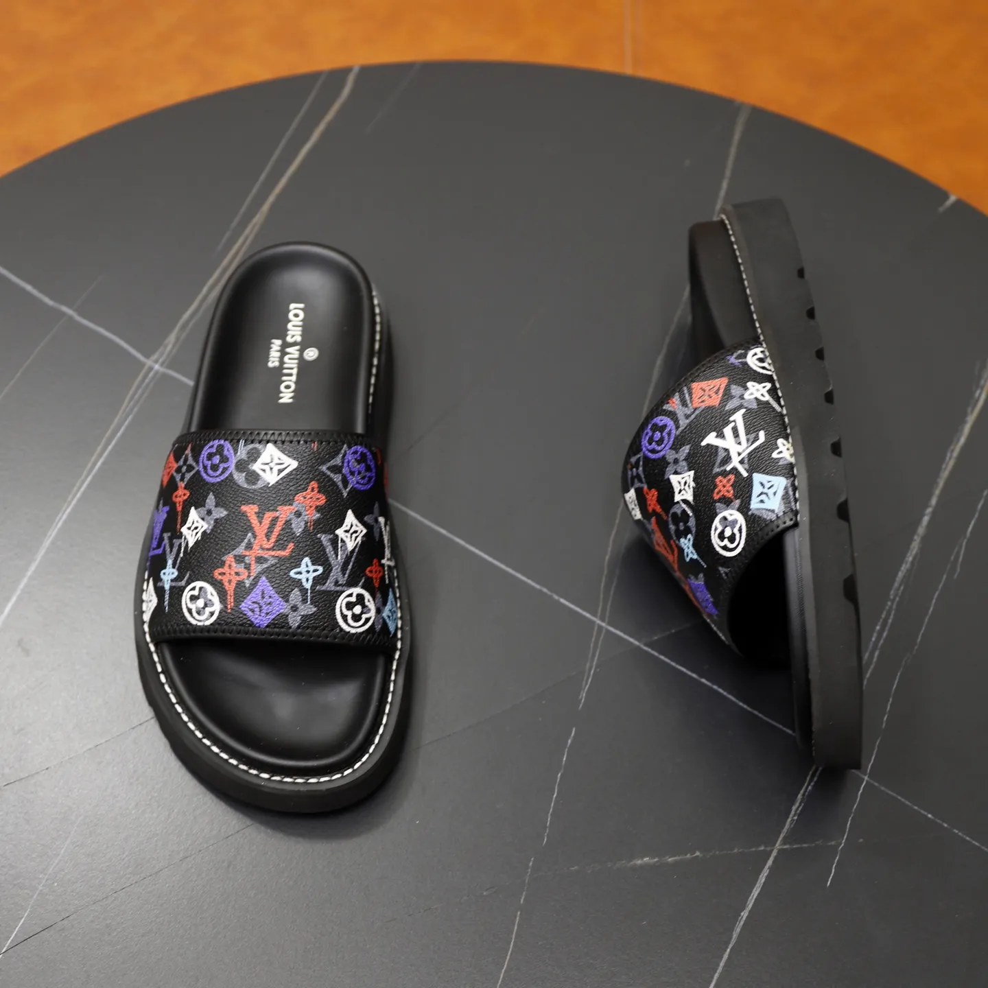 Ex-factory price: 320💰🙅‍♂️🙅‍♂️🙅‍♂️ Brand: LV Louis Vuitton Standard code: 38-45 Grade: Same as the official website Material: Original material design Original rubber wear-resistant molded outsole Style category: Men's fashion sandals Distinguished luxury brand elements Top luxury Color: Actual picture color